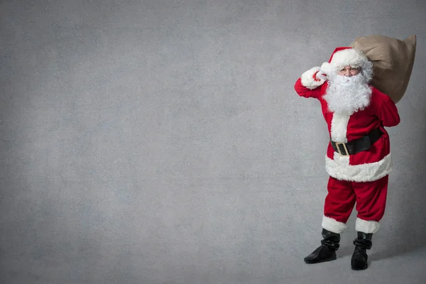 Weihnachtsmann mit einer Tüte voller Geschenke — Stockfoto