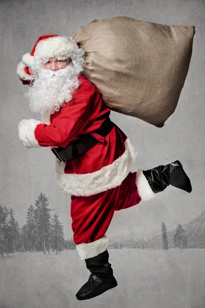 Санта-Клаус бежит — стоковое фото