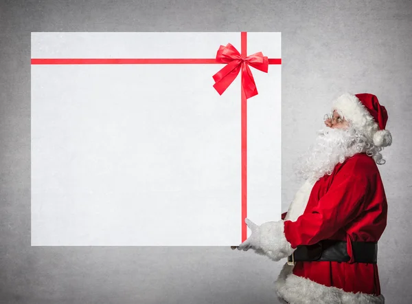 Weihnachtsmann hält große Geschenkbox in der Hand — Stockfoto