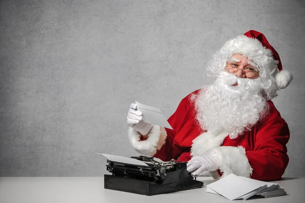 Санта-Клаус отвечает на свою переписку — стоковое фото