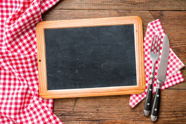 Krijtbord met een rode geruite tafellaken — Stockfoto