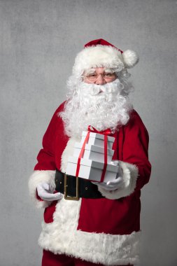 Hediye kutusuyla Noel Baba