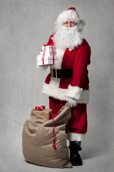 Babbo Natale con una borsa di regali — Foto Stock