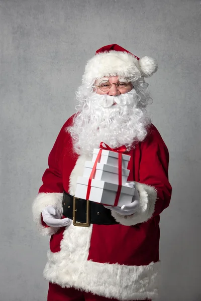 Santa claus met geschenkdoos — Stockfoto