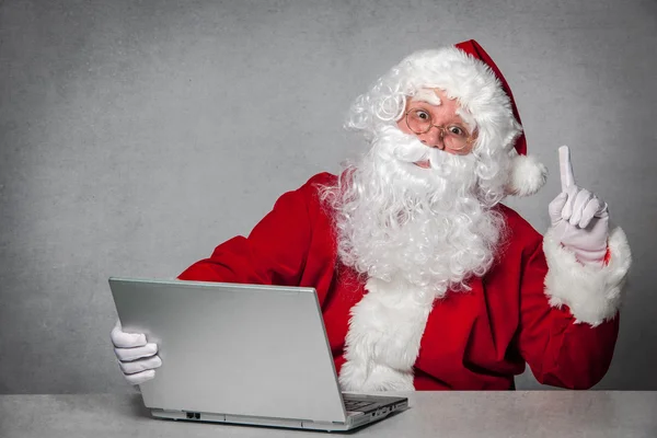 Santa Claus trabajando con el portátil —  Fotos de Stock