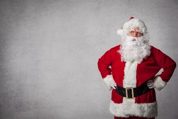 Babbo Natale in piedi sorpreso — Foto Stock