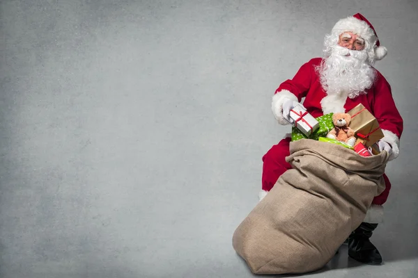 Kerstman met een zak met cadeautjes — Stockfoto