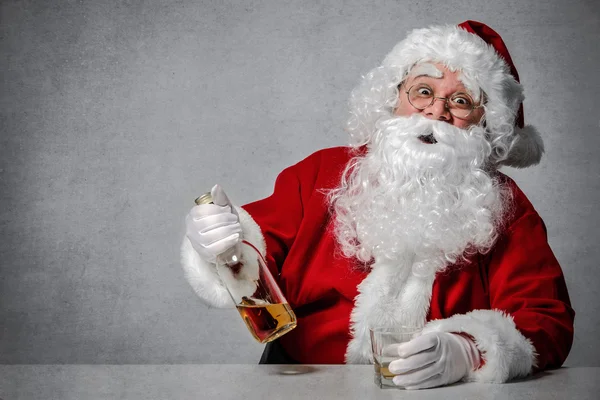Weihnachtsmann mit einer Flasche Whisky — Stockfoto