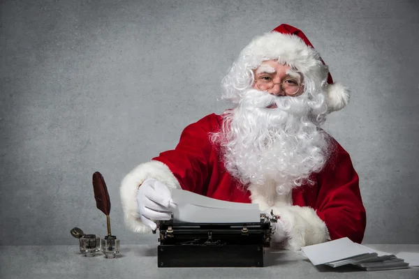 Санта-Клаус отвечает на свою переписку — стоковое фото