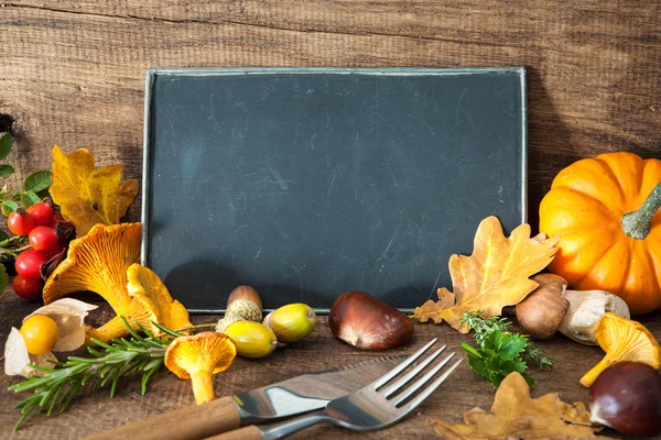 Thanksgiving still life with mushrooms, seasonal fruit and veget — Stock Photo, Image