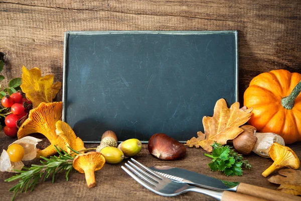 Şükran günü natürmort mantar, mevsimlik meyve ve sebze ile — Stok fotoğraf