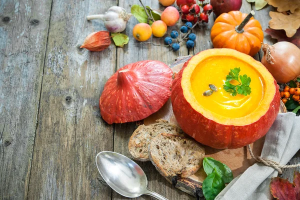 Sopa de calabaza en una mesa de madera — Foto de Stock