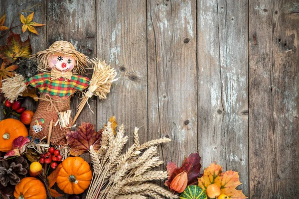 Sfondo colorato autunno con uno spaventapasseri — Foto Stock