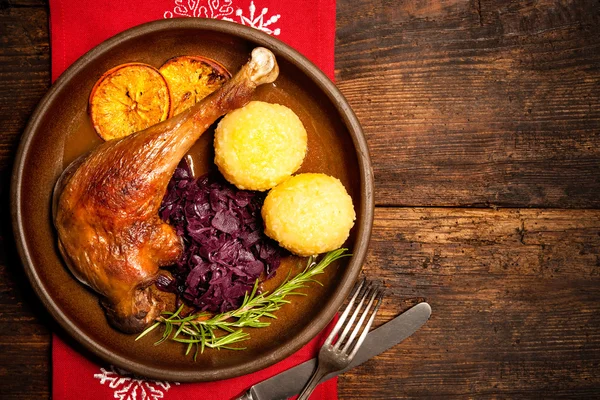 Crusty goose leg with braised red cabbage and dumplings — Stock Photo, Image