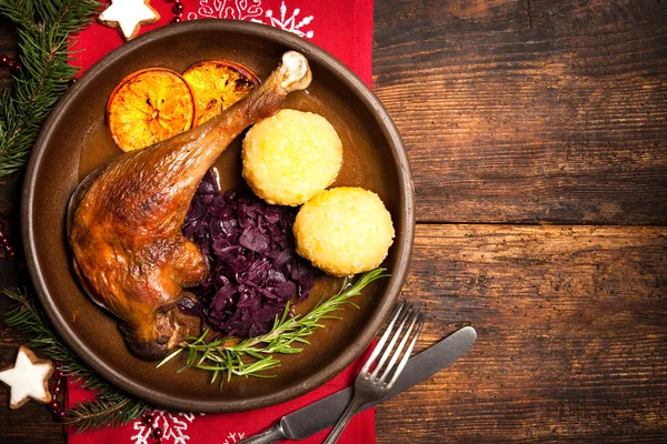 Krustige Gänsekeule mit geschmortem Rotkohl und Knödeln — Stockfoto