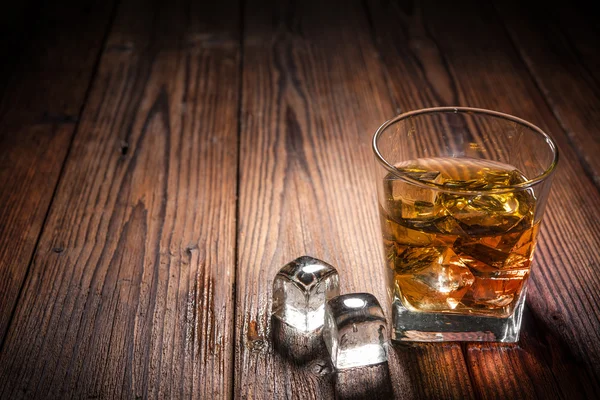 Whiskey drink på trä — Stockfoto