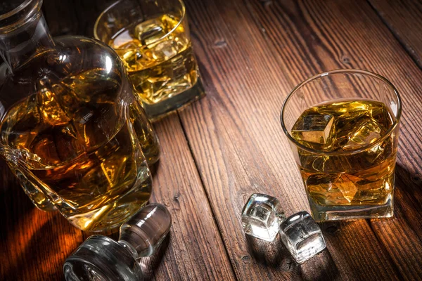 Bebidas de whisky sobre madera — Foto de Stock