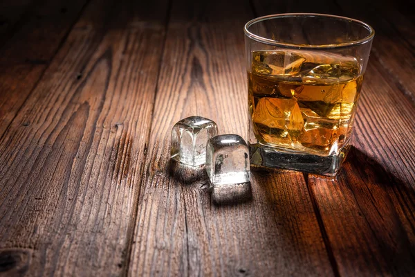 Whiskey drinken op hout — Stockfoto