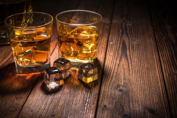 Bebidas de whisky sobre madera — Foto de Stock