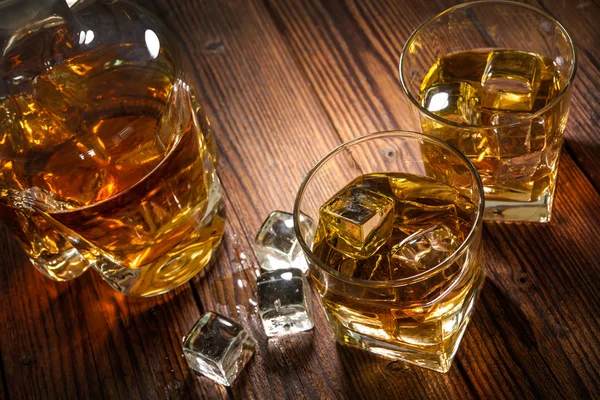 Whiskey italok a fa — Stock Fotó