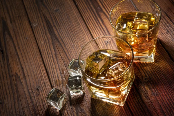 Whiskey drinken op hout — Stockfoto