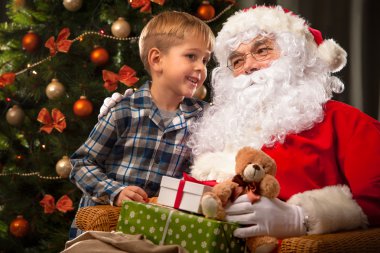 Noel Baba ve küçük bir çocuk