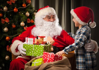 Noel Baba ve küçük bir çocuk