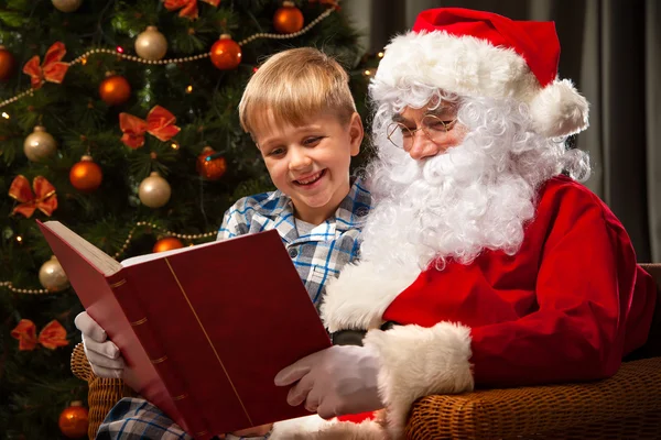 Weihnachtsmann und ein kleiner Junge — Stockfoto