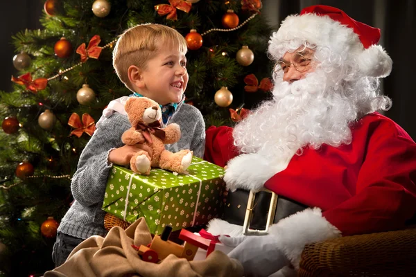 Papai Noel e um menino — Fotografia de Stock