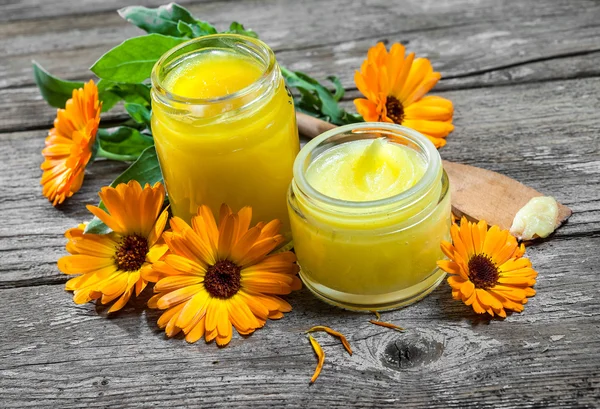 Zelfgemaakte Calendula zalf — Stockfoto