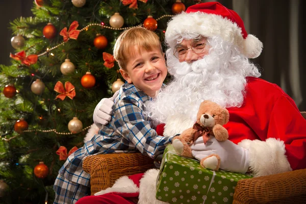 Papai Noel e um menino — Fotografia de Stock