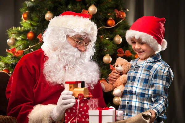 Weihnachtsmann und ein kleiner Junge — Stockfoto