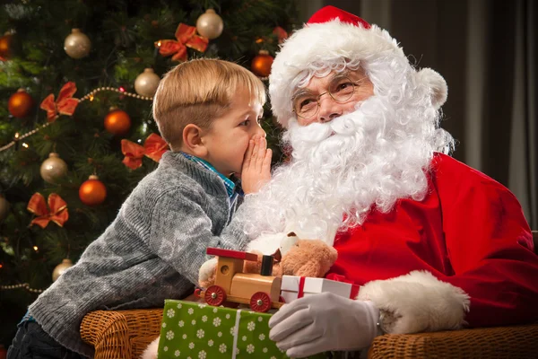 Papai Noel e um menino — Fotografia de Stock