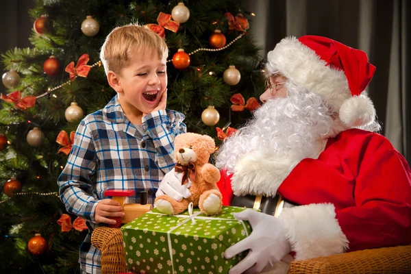 Papai Noel e um menino — Fotografia de Stock