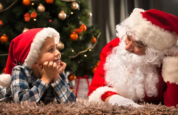 Papai Noel e um menino — Fotografia de Stock