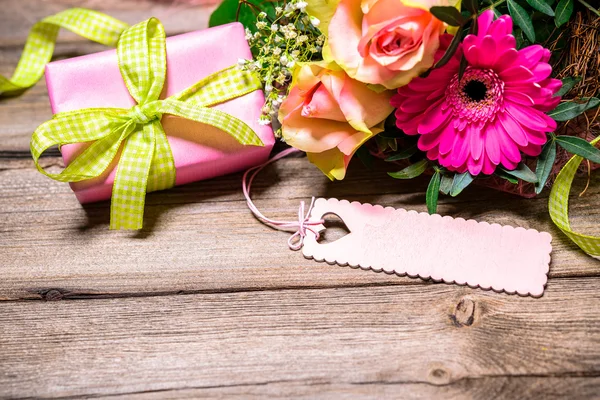 Achtergrond met boeket van bloemen en doos van de gift — Stockfoto