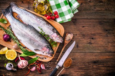 Baharat ve baharat ile taze alabalık