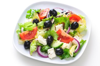Yunan salatası üzerine beyaz izole