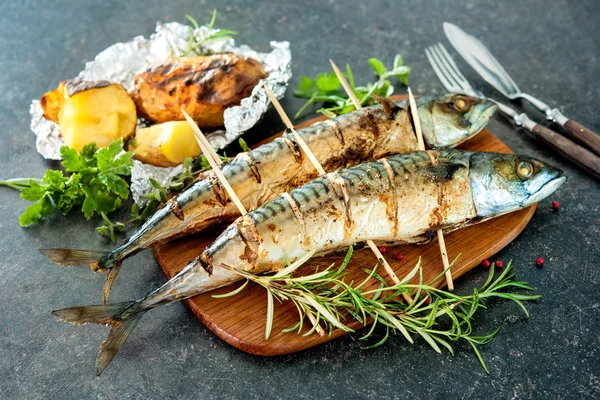 Grilled mackerel fish with baked potatoes — Stock Photo, Image