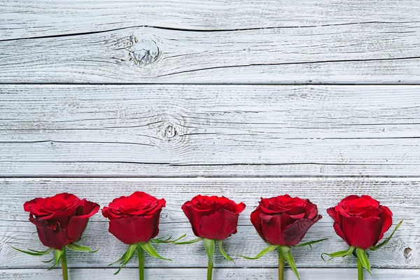 Rose rosse su tavola di legno — Foto Stock