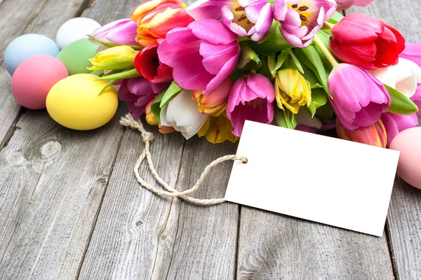 Jaja wielkanocne i tulipany — Zdjęcie stockowe