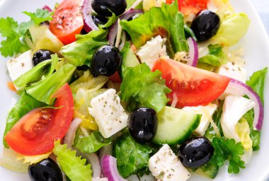 Yunan salatası üzerine beyaz izole