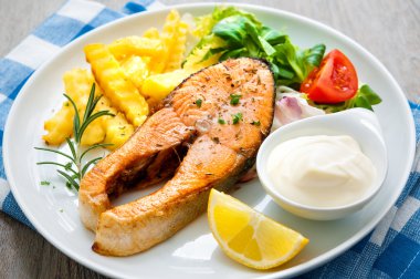 Kızarmış somon ve sebzeler