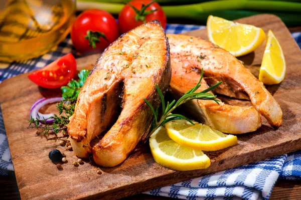 Bifes de salmão grelhados com legumes — Fotografia de Stock