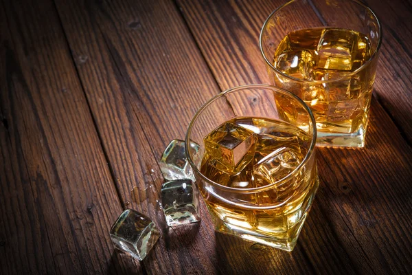 Whiskey drinken op hout — Stockfoto