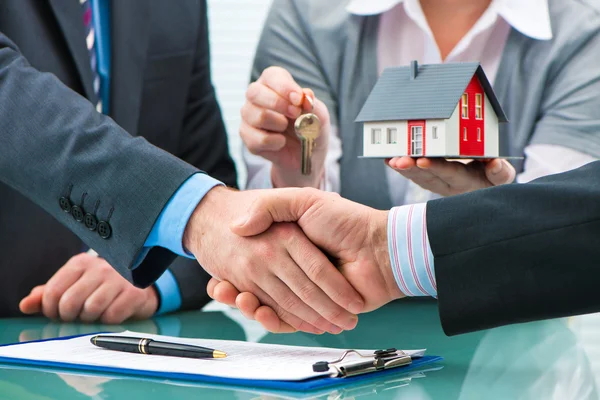 Handshakes with customer after contract signature — Stock Photo, Image