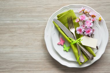 Paskalya sofra bahar çiçekleri ve çatal bıçak takımı