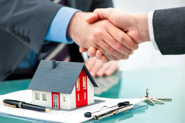 Handshakes with customer after contract signature — Stock Photo, Image