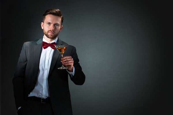 Молодой человек с коктейльным бокалом
