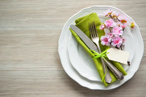 Table de Pâques avec fleurs et couverts de printemps — Photo